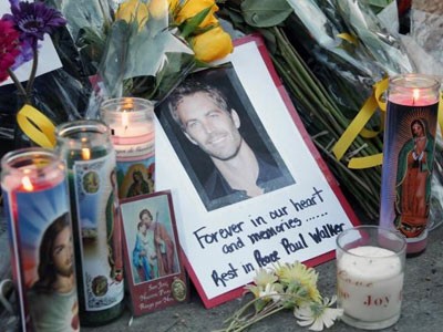 Rộ tin đồn Paul Walker và bạn tử nạn vì đua xe trái phép Rộ tin đồn Paul Walker và bạn tử nạn vì đua xe trái phép