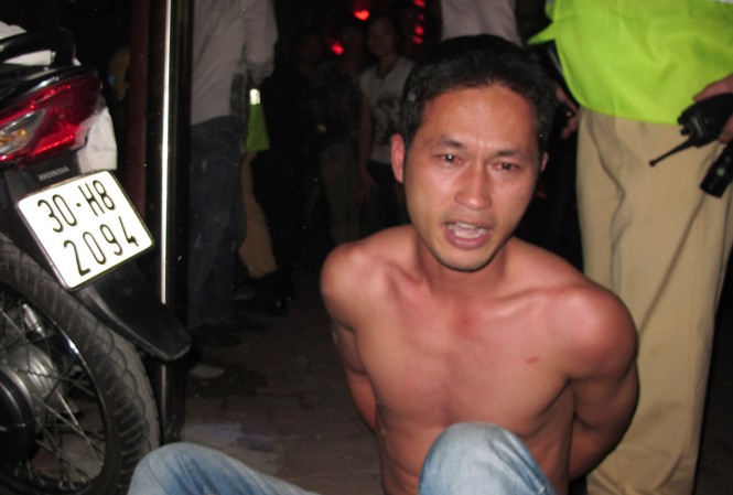 Không đội mũ bảo hiểm, cởi áo lăng mạ công an Không đội mũ bảo hiểm, cởi áo lăng mạ công an