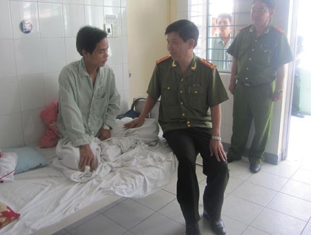 Hai cảnh sát bị đâm trọng thương Hai cảnh sát bị đâm trọng thương