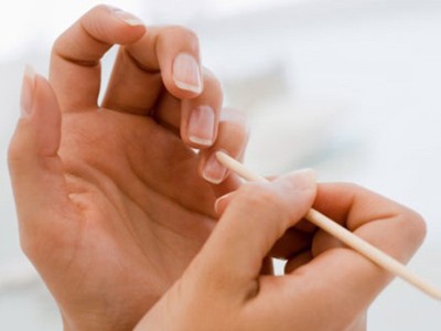 Những thói quen phá hỏng bộ móng xinh Những thói quen phá hỏng bộ móng xinh