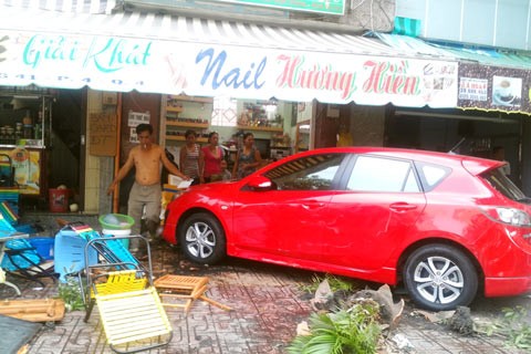 Ô tô ‘viếng’ nhà, cụ bà trọng thương Ô tô ‘viếng’ nhà, cụ bà trọng thương