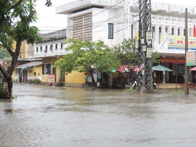Thành phố Đồng Hới tê liệt sau trận mưa to Thành phố Đồng Hới tê liệt sau trận mưa to