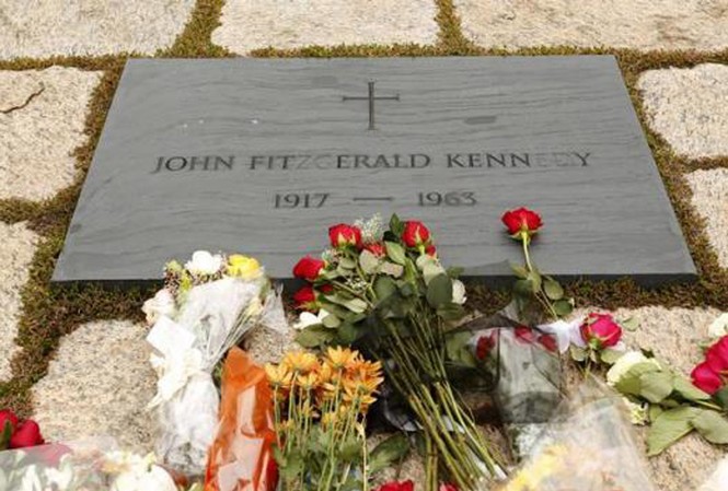 Người Mỹ bật khóc tại lễ tưởng niệm John F.Kennedy Người Mỹ bật khóc tại lễ tưởng niệm John F.Kennedy