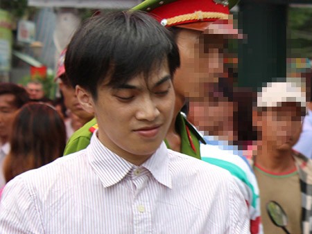 Kẻ giết chồng đồng nghiệp cười khi lĩnh án Kẻ giết chồng đồng nghiệp cười khi lĩnh án