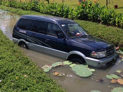 Toyota Zace 'tắm' ao sen, tài xế đập cửa kêu cứu Toyota Zace 'tắm' ao sen, tài xế đập cửa kêu cứu