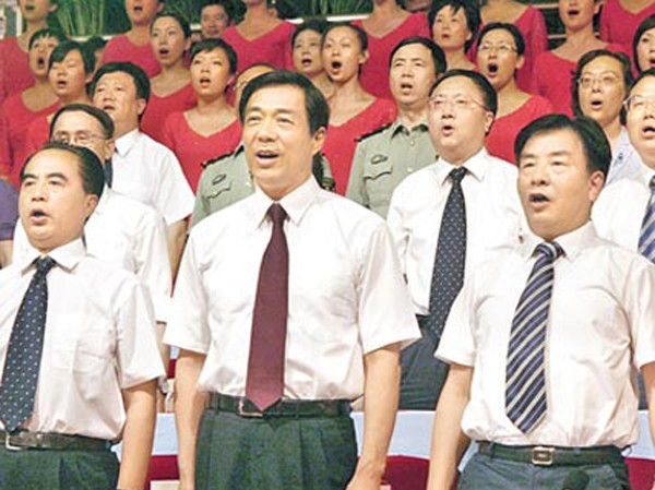 Bạc Hy Lai và nhạc đỏ Bạc Hy Lai (giữa) cùng các quan chức Trùng Khánh hát những bài hát cách mạng. Ảnh: CNS
