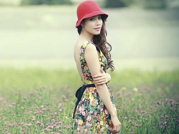 Bảo Trúc lưng trần gợi cảm giữa đồng hoa Đà Lạt Bảo Trúc lưng trần gợi cảm giữa đồng hoa Đà Lạt