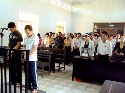 Lòng người mở ra khi phiên tòa khép lại Lòng người mở ra khi phiên tòa khép lại
