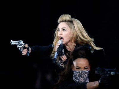 Madonna gây sốc khi mang súng lên...sân khấu Madonna gây sốc khi mang súng lên...sân khấu