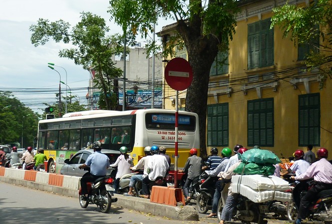 'Ô tô chấp hành tốt, xe máy láo nháo' Đi xe máy vào đường cấm, trên phố Chu Văn An