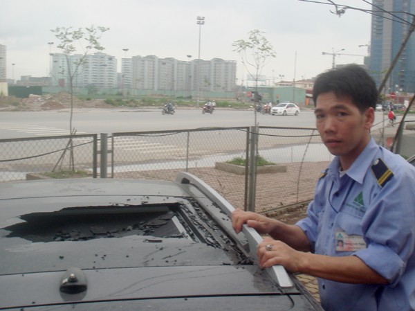 Bê tông tại tòa nhà Keangnam rơi thủng nóc xế hộp Chiếc xế hộp bị vỡ toang cửa nóc