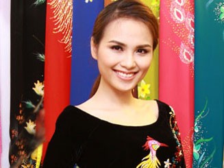 Áo dài nào cho Diễm Hương đi thi HHHV 2012 Áo dài nào cho Diễm Hương đi thi HHHV 2012