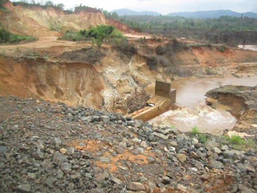 Vỡ đập thủy điện Gia Lai, 10 người bị cuốn trôi Vỡ đập thủy điện Gia Lai, 10 người bị cuốn trôi
