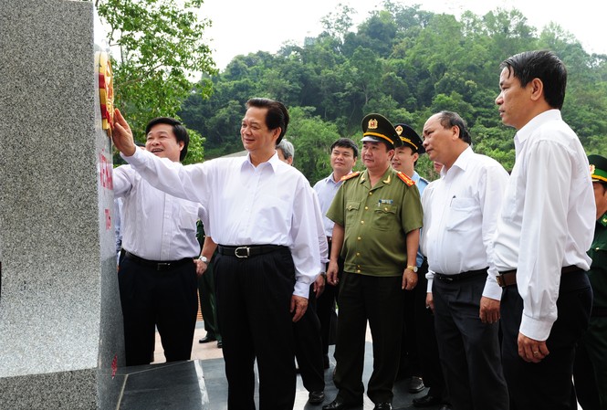 Đẩy mạnh phát triển kinh tế cửa khẩuLạng Sơn Thủ tướng Nguyễn Tấn Dũng thăm cột mốc 1116. Ảnh: N.D.C