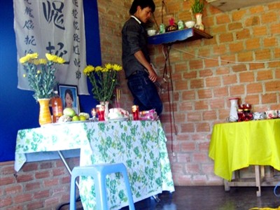 Công an điều tra nguyên nhân 2 thiếu nữ quyên sinh Hàng xóm sắp xếp bài vị cho cháu Phụng