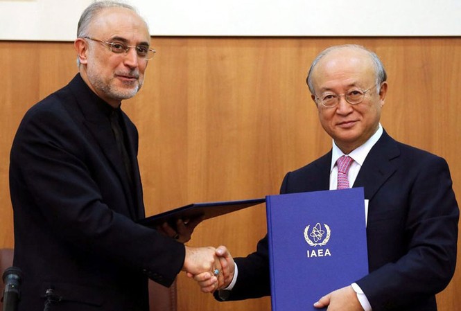 Iran cho phép giám sát nhiều cơ sở hạt nhân Ông Ali-Akbar Salehi (bên trái), người đứng đầu Tổ chức Năng lượng Nguyên tử Iran bawts tay ông Yukiya Amano, Tổng giám đốc IAEA sau khi kí kết thỏa thuận hôm 11/11 tại Tehran
