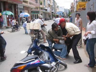Kinh tế càng khó khăn, nạn cướp giật càng phức tạp Kinh tế càng khó khăn, nạn cướp giật càng phức tạp