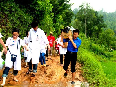 Tình nguyện trên mọi miền đất nước Sinh viên ĐH Y Hà Nội trong một chuyến tình nguyện Ảnh: T.L