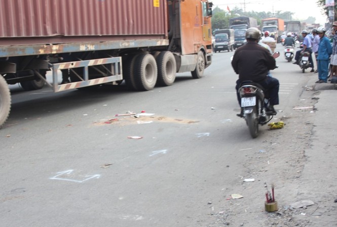 Ngã xuống đường bị xe container cán tử vong Ngã xuống đường bị xe container cán tử vong