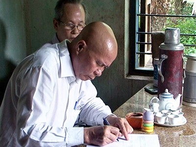Chữa câm điếc bằng...véo tai, bẻ lưỡi Chữa câm điếc bằng...véo tai, bẻ lưỡi