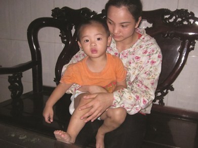 Gia cảnh người mẹ trẻ hắt mắm tôm vào công an Gia cảnh người mẹ trẻ hắt mắm tôm vào công an