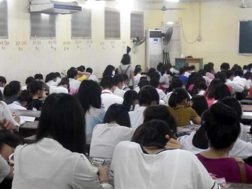 Xếp hàng vào lò luyện thi gần 700 sĩ tử/lớp Xếp hàng vào lò luyện thi gần 700 sĩ tử/lớp