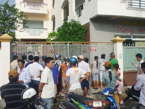 Chủ nhà nghỉ bị sát hại dã man Nhiều người dân hiếu kỳ đến xem hiện trường vụ án. Ảnh: T.DANH