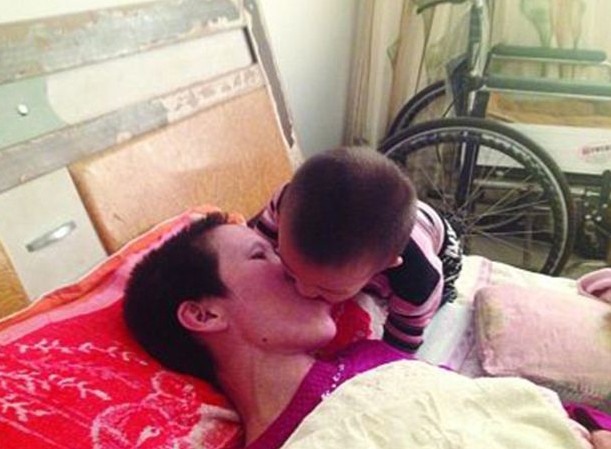 Bé 2 tuổi nhá cơm mớm cho mẹ bị liệt Cậu bé 2 tuổi người Trung Quốc hàng ngày nhá cơm mớm cho mẹ bị liệt