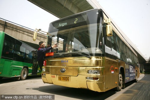 Xe buýt bọc vàng xuất hiện tại Trung Quốc Xe buýt bọc vàng xuất hiện tại Trung Quốc