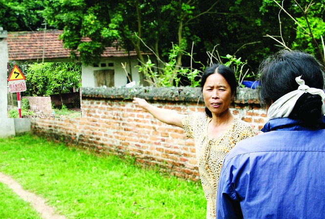 Khi nông dân lên sàn bất động sản Một người dân đang nói về những mảnh đất được rao bán.