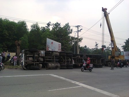 Container lật, tài xế kẹt trong cabin Container lật, tài xế kẹt trong cabin