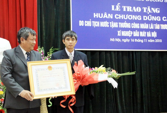 Lái tàu chịu tàn phế cứu người nhận Huân chương Dũng cảm Lái tàu chịu tàn phế cứu người nhận Huân chương Dũng cảm