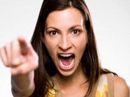 Vợ mắng chửi và đánh chồng vì... thói quen Vợ mắng chửi và đánh chồng vì... thói quen