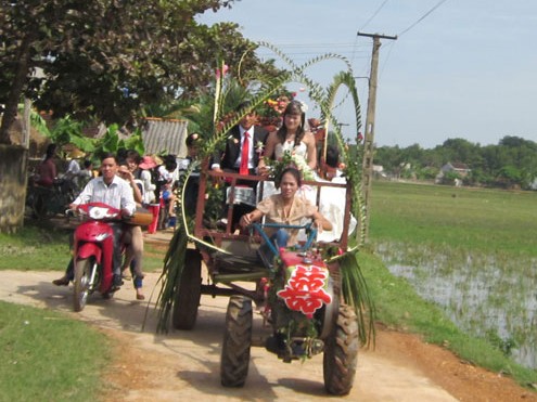 Tiết lộ của đôi uyên ương rước dâu bằng xe công nông Tiết lộ của đôi uyên ương rước dâu bằng xe công nông