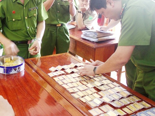 Trả lại 157 lượng vàng bị cướp cho khổ chủ an trao 157 lượng vàng cho gia đình ông Chiến