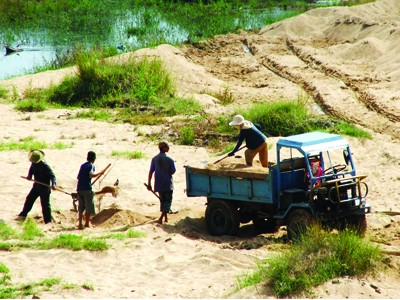 'Cài bẫy' giữa lòng sông Khai thác cát bên sông Ba