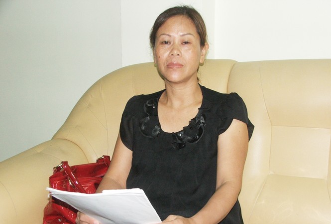 Ẵm cả trăm tỷ đồng từ chiêu 'điện thoại giá rẻ' Chị Vân trình bầy vụ việc với phóng viên. Ảnh: Tuấn Minh