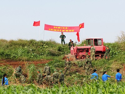 Chiến sĩ công binh xây dựng nông thôn mới Chiến sĩ công binh xây dựng nông thôn mới