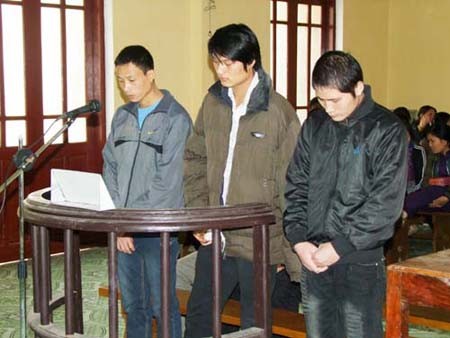 Nhóm côn đồ manh động cướp súng, đánh hội đồng công an Nhóm côn đồ manh động cướp súng, đánh hội đồng công an