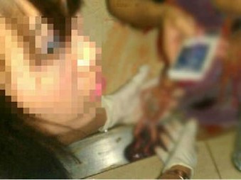 Kinh hãi trước bức ảnh nữ sinh phá thai tại nhà Kinh hãi trước bức ảnh nữ sinh phá thai tại nhà