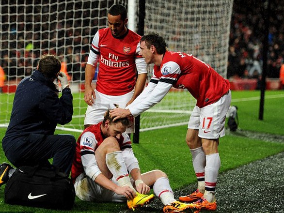 Arsenal trả giá đắt cho chiến thắng đầu năm Arsenal trả giá đắt cho chiến thắng đầu năm