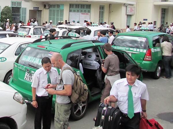 Taxi cát cứ Ga Nha Trang gần như là bãi riêng của Taxi Mai Linh