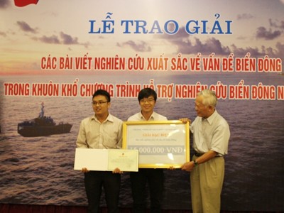 Hai sinh viên nhận giải đặc biệt về Biển Đông Hai sinh viên nhận giải đặc biệt về Biển Đông