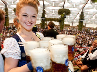 Nhanh chân đi uống bia ở lễ hội Oktoberfest Nhanh chân đi uống bia ở lễ hội Oktoberfest