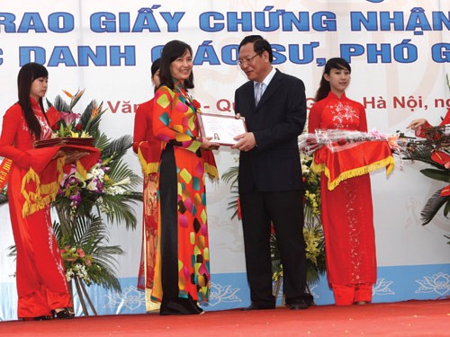 Giáo sư, Phó Giáo sư phải giao tiếp được bằng Tiếng Anh Ảnh minh họa