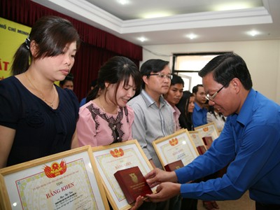 Tuyên dương 77 thanh niên dân tộc thiểu số tiêu biểu Bí thư T.Ư Đoàn Phan Văn Mãi,
tặng bằng khen cho thanh niên dân tộc thiểu số tiêu biểu Ảnh: Bảo Anh