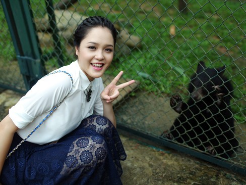 Á hậu Hoàng Anh thăm trung tâm cứu hộ gấu Tam Đảo Á hậu Hoàng Anh thăm trung tâm cứu hộ gấu Tam Đảo