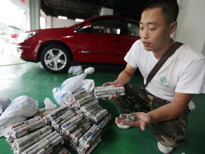 Vác bảy bao tải tiền xu đi mua xe hơi Vác bảy bao tải tiền xu đi mua xe hơi
