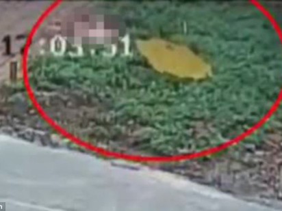 Kinh hoàng bé gái cầm ô nhảy xuống từ tầng 6 Kinh hoàng bé gái cầm ô nhảy xuống từ tầng 6