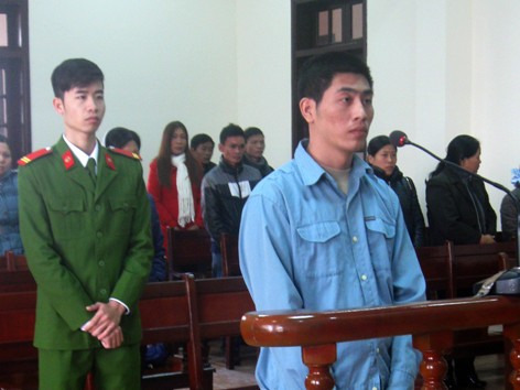 Bị cáo tố bố đẻ mới là người gây án Bị cáo tố bố đẻ mới là người gây án
